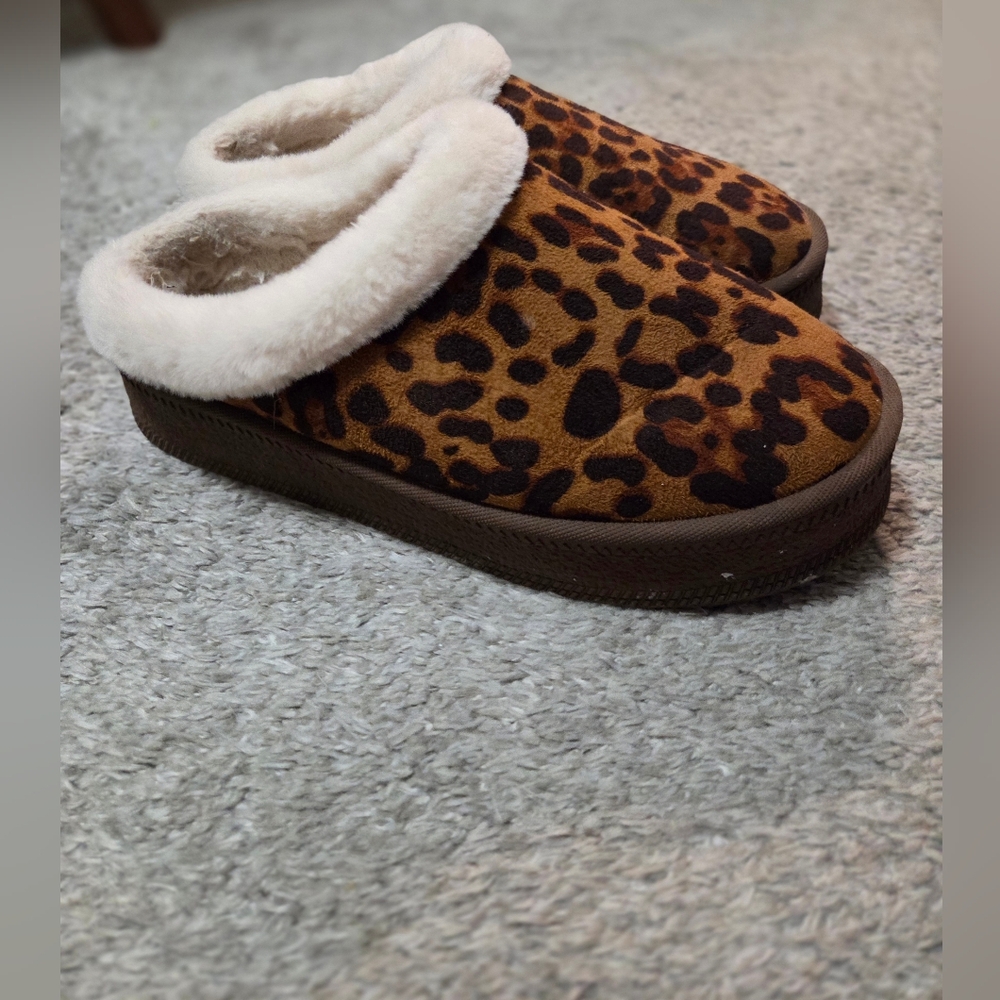 Leopard Print Fuzzy Platform Clogs - Picture 2 of 8